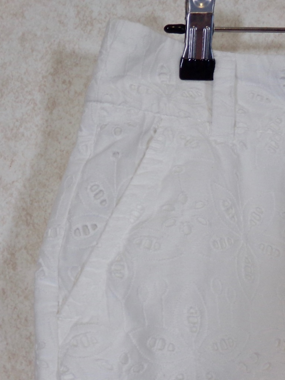 NWT Crown & Ivy Shelby Embroidered, Scalloped Hem 4 Pocket White Shorts Size 6 - Picture 6 of 16